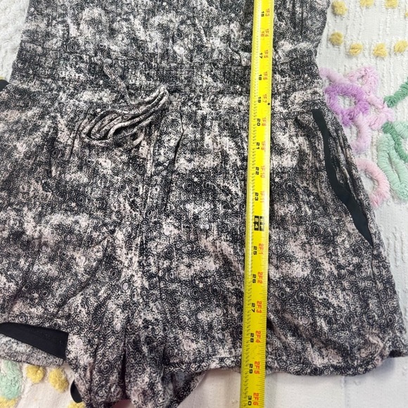 Xhilaration Black White Abstract Print Tie Waist Romper M - Picture 6 of 11